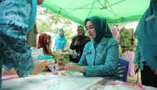 Ketua TP PKK Provinsi Kepulauan Bangka Belitung, Noni Hidayat Arsani, mencoba teknik Botanical Exotic Print dengan mencetak bunga ke kain saat meninjau inovasi Dasawisma Manggis, Kelurahan Bukit Besar, dalam rangka penilaian HKG PKK ke-53 di Kota Pangkalpinang, Senin (15/6/2025).

Foto : Saktio