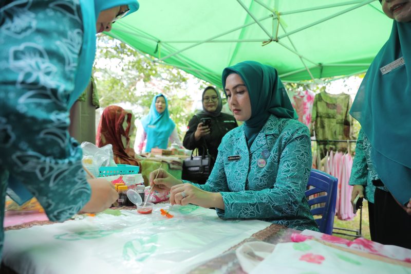 Ketua TP PKK Provinsi Kepulauan Bangka Belitung, Noni Hidayat Arsani, mencoba teknik Botanical Exotic Print dengan mencetak bunga ke kain saat meninjau inovasi Dasawisma Manggis, Kelurahan Bukit Besar, dalam rangka penilaian HKG PKK ke-53 di Kota Pangkalpinang, Senin (15/6/2025).

Foto : Saktio