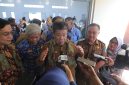 Gubernur Kepulauan Bangka Belitung, Hidayat Arsani, memberikan keterangan kepada awak media usai kegiatan pelunasan tunggakan BPJS Kesehatan di Kecamatan Pemali, Selasa (17/06/2025). Turut mendampingi Pj. Bupati Bangka, Jantani Ali, dan jajaran lainnya.
Foto: Jo Fandi