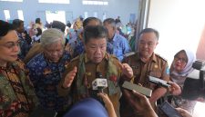 Gubernur Kepulauan Bangka Belitung, Hidayat Arsani, memberikan keterangan kepada awak media usai kegiatan pelunasan tunggakan BPJS Kesehatan di Kecamatan Pemali, Selasa (17/06/2025). Turut mendampingi Pj. Bupati Bangka, Jantani Ali, dan jajaran lainnya.
Foto: Jo Fandi