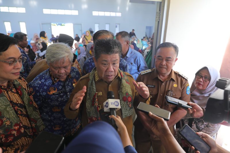 Gubernur Kepulauan Bangka Belitung, Hidayat Arsani, memberikan keterangan kepada awak media usai kegiatan pelunasan tunggakan BPJS Kesehatan di Kecamatan Pemali, Selasa (17/06/2025). Turut mendampingi Pj. Bupati Bangka, Jantani Ali, dan jajaran lainnya.
Foto: Jo Fandi