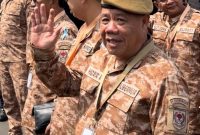 Gubernur Kepulauan Bangka Belitung, Hidayat Arsani, melambaikan tangan kepada awak media saat mengikuti pembukaan Retret Kepala Daerah Gelombang II Tahun 2025 di Kampus IPDN Jatinangor, Minggu (22/6/2025). Ia tampil penuh semangat mengenakan seragam PDL Kemendagri bersama para kepala daerah lainnya.

Foto oleh: Deo