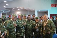 Gubernur Kepulauan Bangka Belitung, Hidayat Arsani (kedua dari kanan), berfoto bersama Menteri Dalam Negeri RI Tito Karnavian (tengah) dan sejumlah kepala daerah lainnya usai pembekalan dari Lemhannas RI pada hari kedua Retret Kepala Daerah Gelombang II, di Kampus IPDN Jatinangor, Senin (23/6/2025).

Foto oleh: Deo – Humas IPDN
