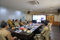 Pj Sekda Provinsi Kepulauan Bangka Belitung Ferry Afrianto bersama sejumlah pejabat perangkat daerah mengikuti Rapat Pengendalian Inflasi Nasional secara virtual dari Ruang Rapat Vidcon Kantor Gubernur Babel, Senin (23/6/2025). (Foto: Natasya/Humas Pemprov Babel)