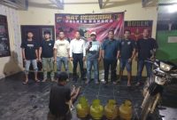 📸 Tim Opsnal Satreskrim Polres Bangka bersama tersangka pencurian dan barang bukti hasil kejahatan berupa tabung gas elpiji dan sepeda motor, usai penangkapan di Sungailiat.
📷 Foto: Humas Polres Bangka