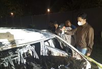 Petugas Satreskrim Polresta Pangkalpinang melakukan olah TKP di lokasi kebakaran mobil di Desa Beluluk, Pangkalan Baru. Tulang belulang manusia ditemukan di dalam kendaraan yang hangus terbakar. | Foto: Humas Polresta Pangkalpinang