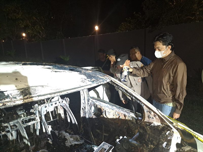 Petugas Satreskrim Polresta Pangkalpinang melakukan olah TKP di lokasi kebakaran mobil di Desa Beluluk, Pangkalan Baru. Tulang belulang manusia ditemukan di dalam kendaraan yang hangus terbakar. | Foto: Humas Polresta Pangkalpinang