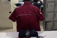 Tersangka Arief diamankan Satresnarkoba Polresta Pangkalpinang bersama sejumlah barang bukti sabu, timbangan digital, dua unit ponsel, dan mobil Daihatsu Ayla.
(Foto: Humas Polresta Pangkalpinang)