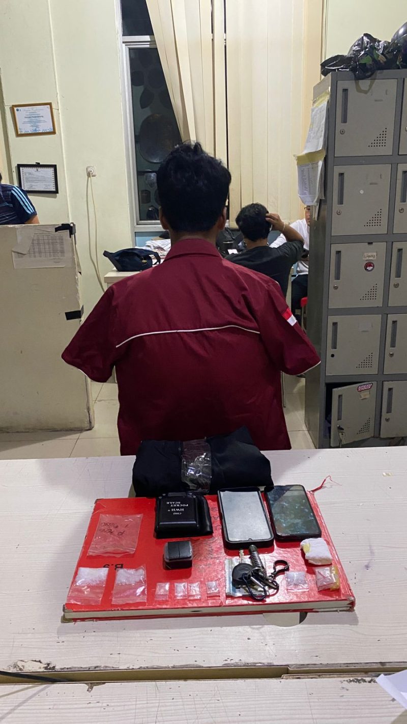 Tersangka Arief diamankan Satresnarkoba Polresta Pangkalpinang bersama sejumlah barang bukti sabu, timbangan digital, dua unit ponsel, dan mobil Daihatsu Ayla.
(Foto: Humas Polresta Pangkalpinang)