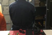 Tersangka Andre Maulana alias Cipung saat diamankan Satresnarkoba Polresta Pangkalpinang bersama puluhan paket sabu, potongan sedotan, timbangan, dan barang bukti lainnya.
(Foto: Humas Polresta Pangkalpinang)