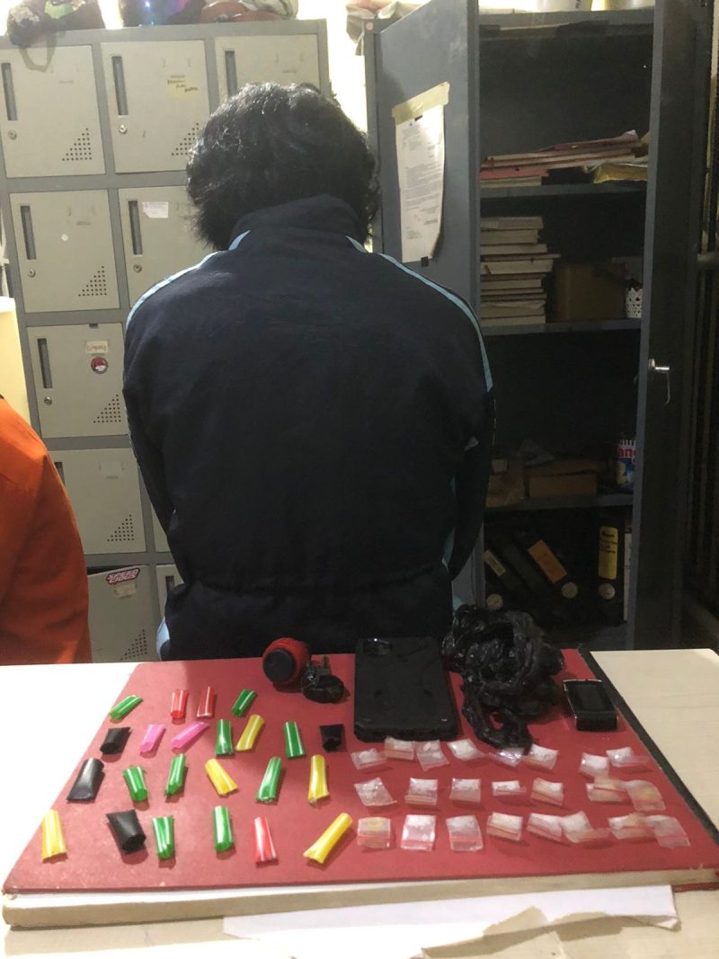 Tersangka Andre Maulana alias Cipung saat diamankan Satresnarkoba Polresta Pangkalpinang bersama puluhan paket sabu, potongan sedotan, timbangan, dan barang bukti lainnya.
(Foto: Humas Polresta Pangkalpinang)